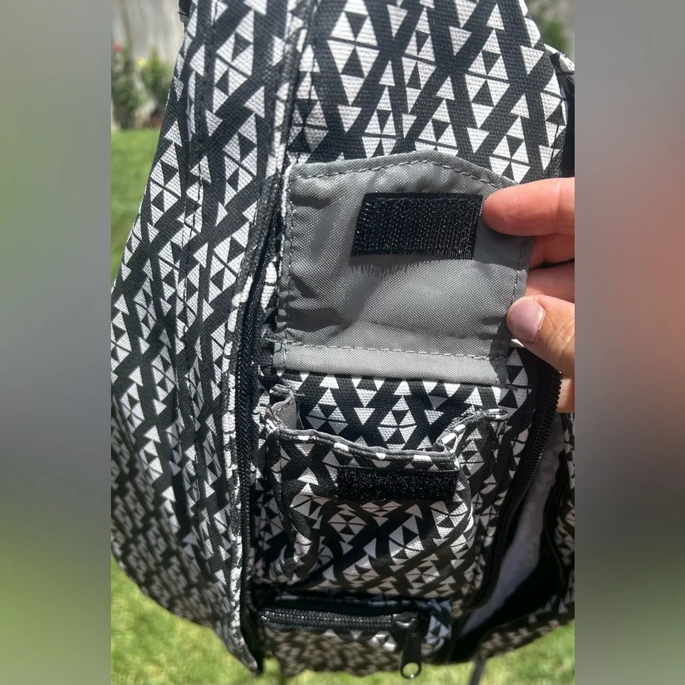 Kavu Rope Sling Bag Crossbody Backpack Black/White Geometric Triangles Trio - Picture 8 of 12